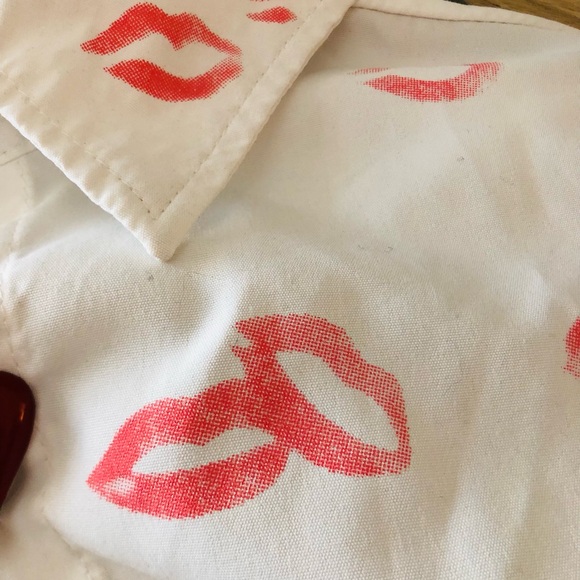 White red heart and lips kiss button down 💋 - Picture 4 of 8